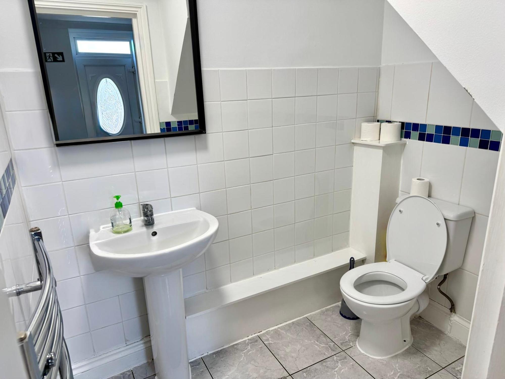 3 Bedrooms Spacious House, Separate Reception, 2 Full Bathrooms, Parking, Garden Лондон Екстер'єр фото