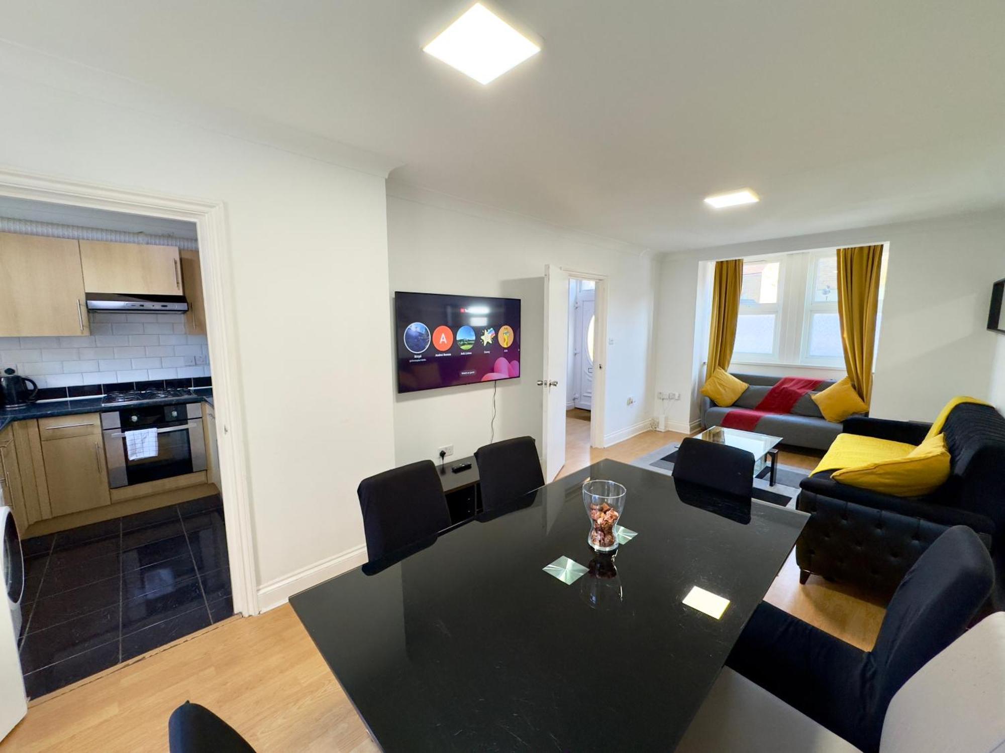 3 Bedrooms Spacious House, Separate Reception, 2 Full Bathrooms, Parking, Garden Лондон Екстер'єр фото