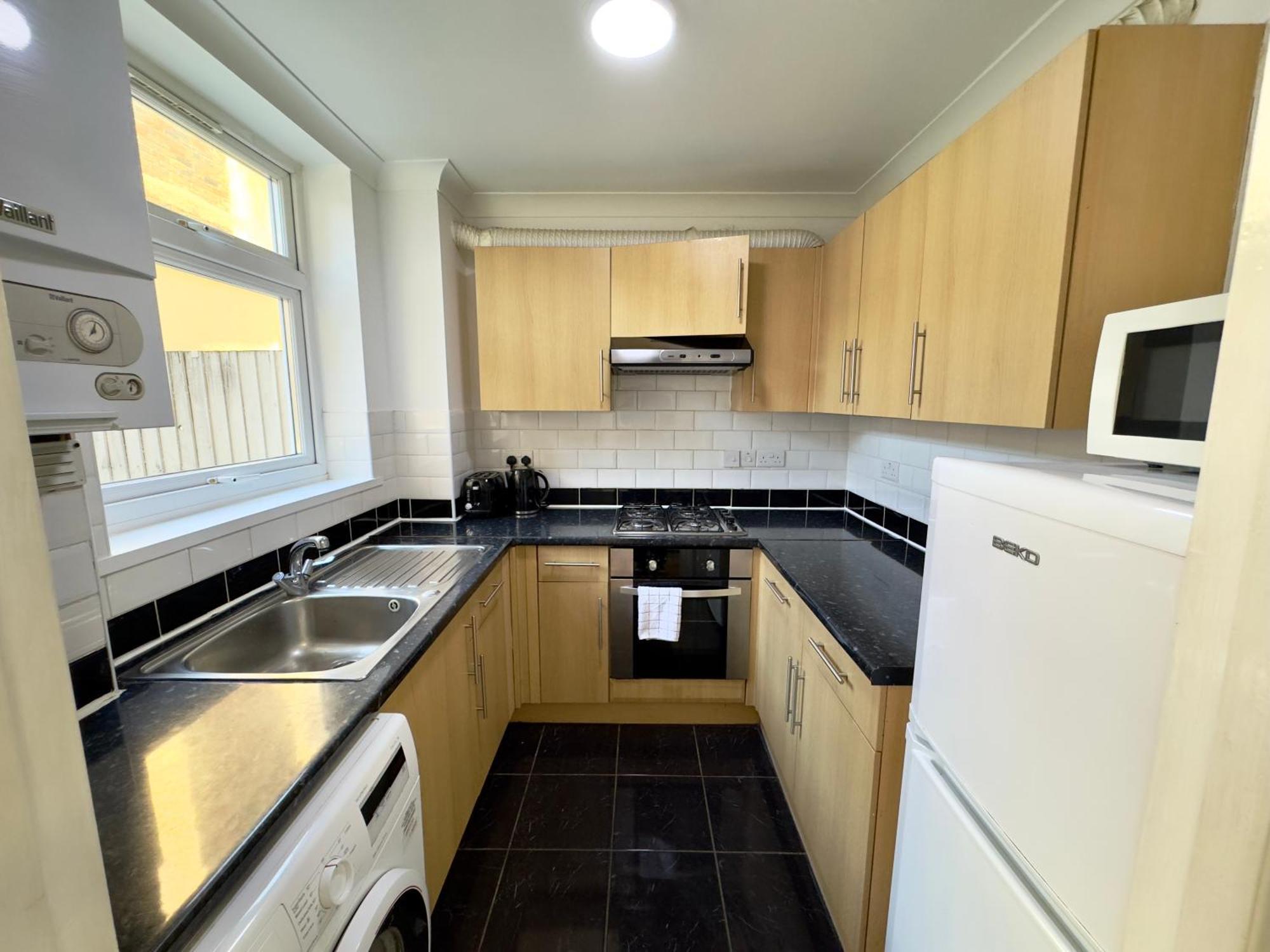 3 Bedrooms Spacious House, Separate Reception, 2 Full Bathrooms, Parking, Garden Лондон Екстер'єр фото